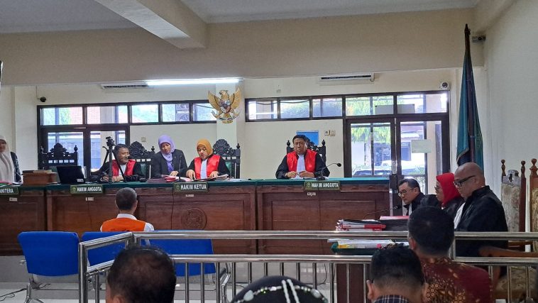 Majelis hakim PN Semarang menunda sidang pembuktian kasus pemalsuan surat karena saksi pelapor mangkir. (baihaqi/jatengtoday.com)
