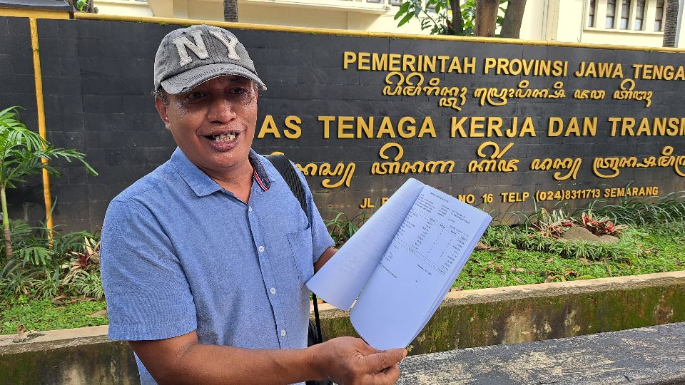 Manajer PT Massura Amerta Sanjaya, Heri Subagio menunjukkan bukti pembayaran ratusan juta untuk pengobatan pekerjanya yang kecelakaan. (baihaqi/jatengtoday.com)