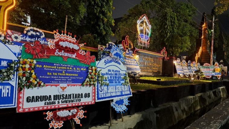 Karangan bunga ucapa selamat untuk Gubernur Jateng dari Garuda Nusantara 08 dipajang di depan kantor Gubernur. (baihaqi/jatengtoday.com)