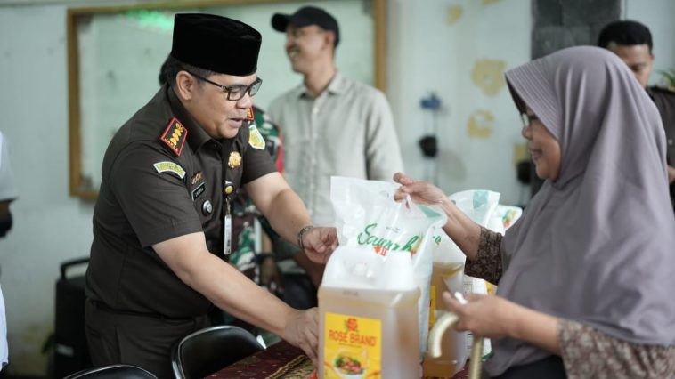 Kepala Kejari Kota Semarang menyerahkan bantuan sembako untuk masyaralat. (istimewa)