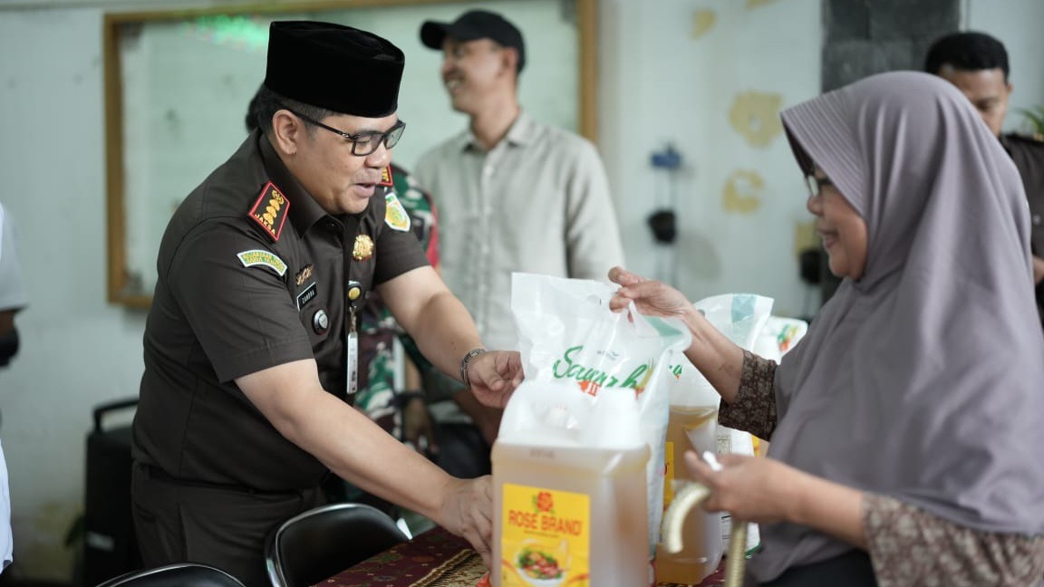 Kepala Kejari Kota Semarang menyerahkan bantuan sembako untuk masyaralat. (istimewa)