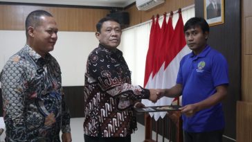 Kakanwil Ditjenpas Jawa Tengah, Kunrat Kasmiri menyerahkan remisi secara simbolis di Lapas Semarang, Jumat (28/3/2025). (istimewa)