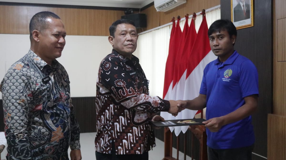Kakanwil Ditjenpas Jawa Tengah, Kunrat Kasmiri menyerahkan remisi secara simbolis di Lapas Semarang, Jumat (28/3/2025). (istimewa)