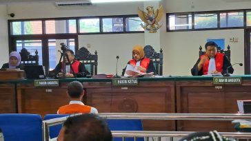 Majelis hakim menyidangkan kasus pemalsuan akta dengan terdakwa notaris Yustiana Servanda. Namun dalam sidang putusan, terdakwa mengikuti sidang secara daring dari lapas. (baihaqi/jatengtoday.com)