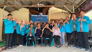 Mahasiswa PPG UGJ berfoto bersama usai menggelar sosiaslisasi pemanfaatan bunga telang. (istimewa)