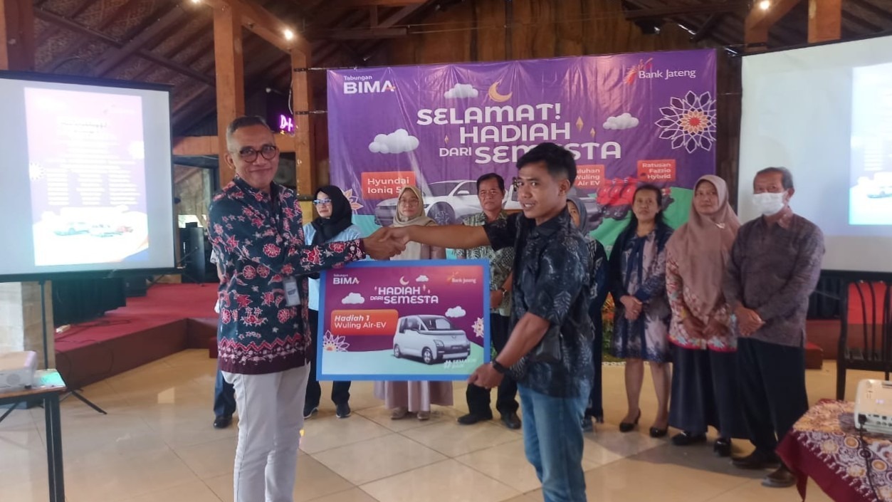 Penyerahan hadiah secara simbolis dilakukan di Merapi Resto Klaten, Rabu (16/4/2025). (Istimewa)