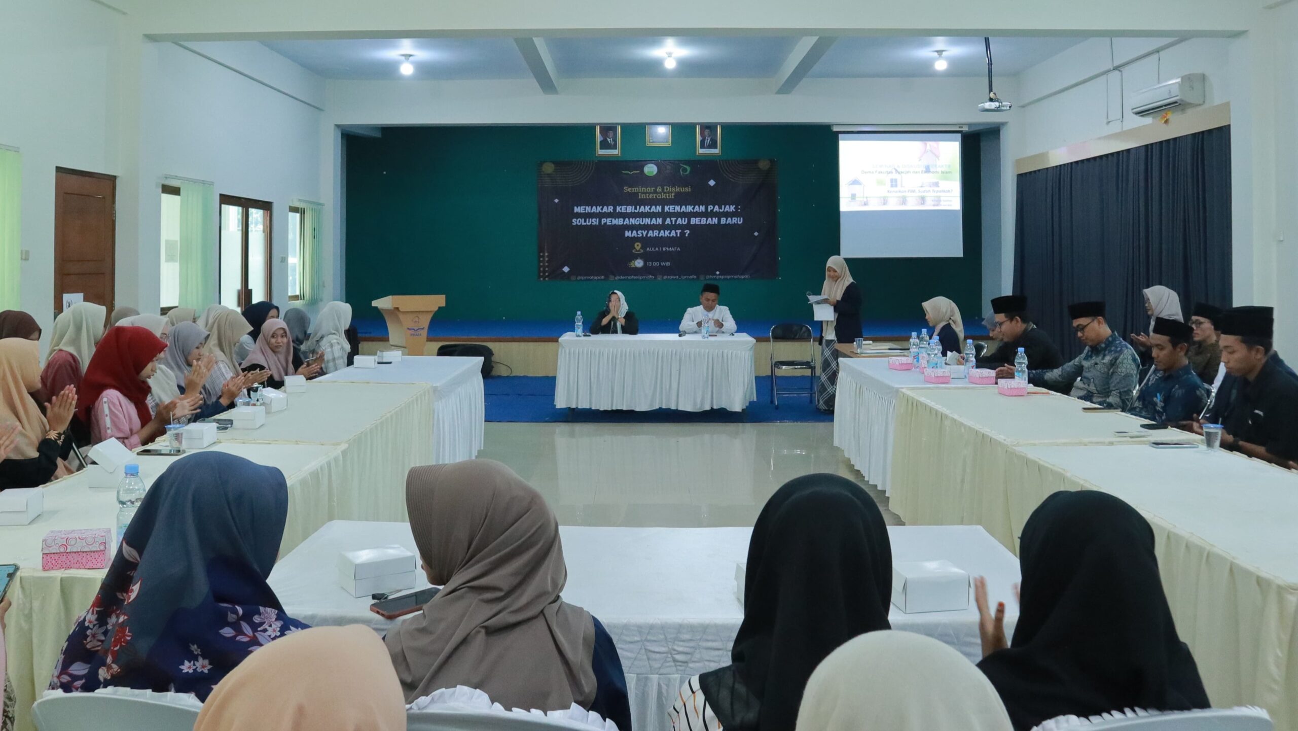 Dosen IPMAFA, Sri Naharin dan Habin Sholihin sedang berbicara dalam Seminar bertema "Menakar Kebijakan Kenaikan Pajak: Solusi Pembangunan atau Beban Baru Masyarakat?" di IPMAFA, Jumat (20/6/2025). (istimewa)