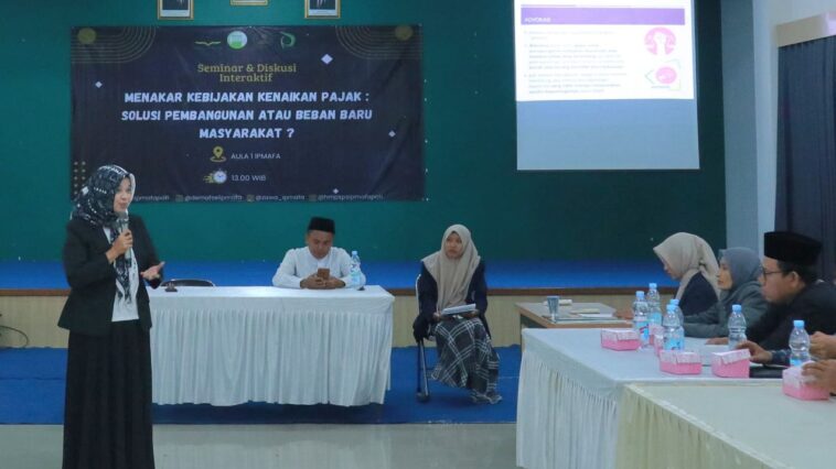 Dosen IPMAFA, Sri Naharin sedang berbicara dalam Seminar bertema "Menakar Kebijakan Kenaikan Pajak: Solusi Pembangunan atau Beban Baru Masyarakat?" di IPMAFA, Jumat (20/6/2025). (istimewa)