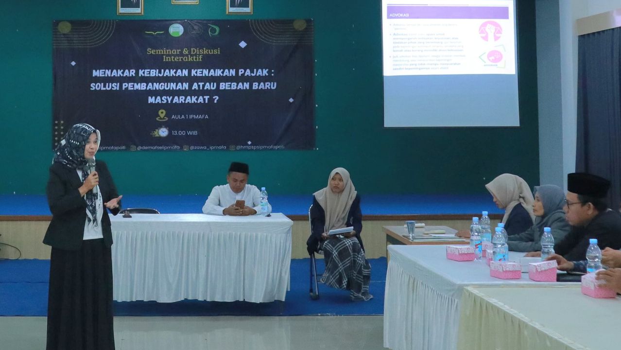Dosen IPMAFA, Sri Naharin sedang berbicara dalam Seminar bertema "Menakar Kebijakan Kenaikan Pajak: Solusi Pembangunan atau Beban Baru Masyarakat?" di IPMAFA, Jumat (20/6/2025). (istimewa)