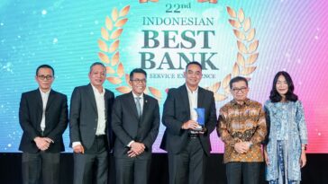 Direktur Utama Bank Jateng, Irianto Harko Saputro, menerima penghargaan dalam ajang 22nd Infobank Banking Service Excellence Awards (BSEA) 2025 yang digelar di Shangri-La Hotel, Jakarta, Selasa (24/6/2025). (istimewa)