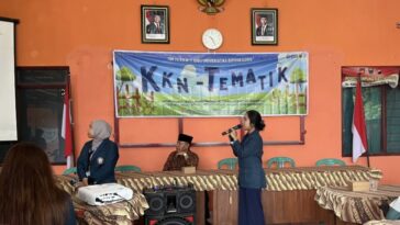 Mahasiswa KKN Undip sedang mengedukasi warga mengenai pengelolaan sampah. (istimewa)