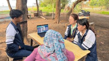 Mahasiswa KKN Undip melakukan penyuluhan dan pendampingan pentingnya legalitas bagi kelompok UMKM. (istimewa)