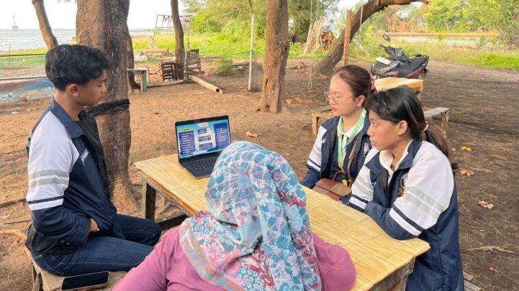 Mahasiswa KKN Undip melakukan penyuluhan dan pendampingan pentingnya legalitas bagi kelompok UMKM. (istimewa)