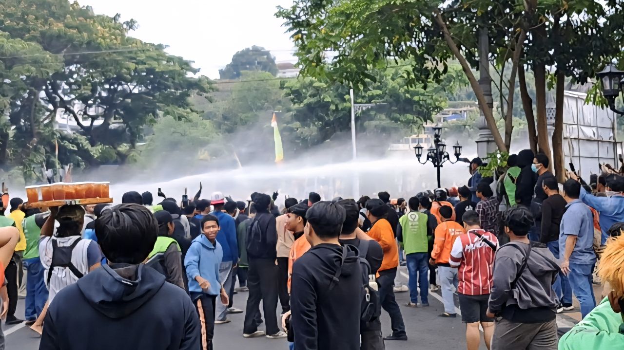 Ilustrasi. Polisi menembakkan meriam air untuk mengurai massa aksi di depan Polda Jateng akhir Agustus 2025. (baihaqi/jatengtoday.com)