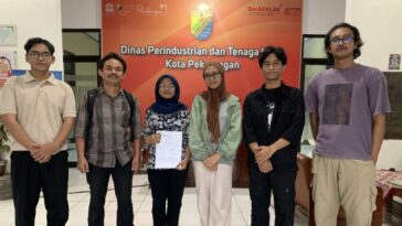 Pengacara dari LBH Semarang dan DFW mendampingi mantan AKP di kantor dinas. (istimewa)