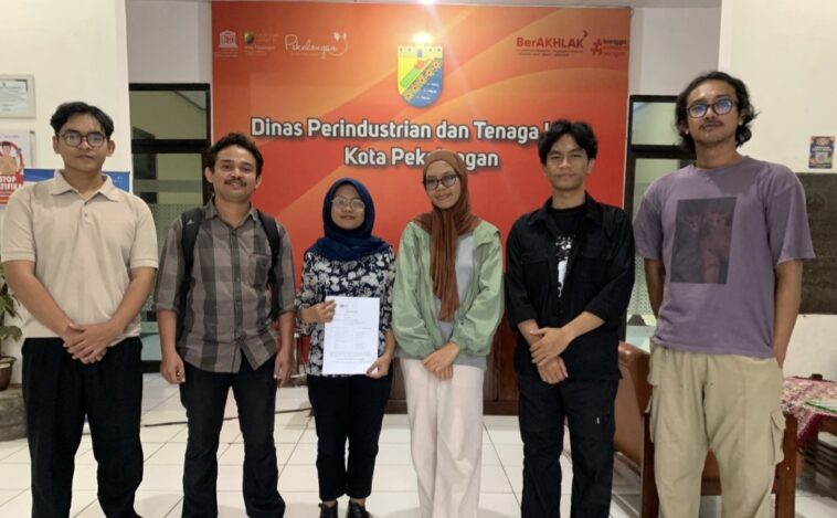 Pengacara dari LBH Semarang dan DFW mendampingi mantan AKP di kantor dinas. (istimewa)