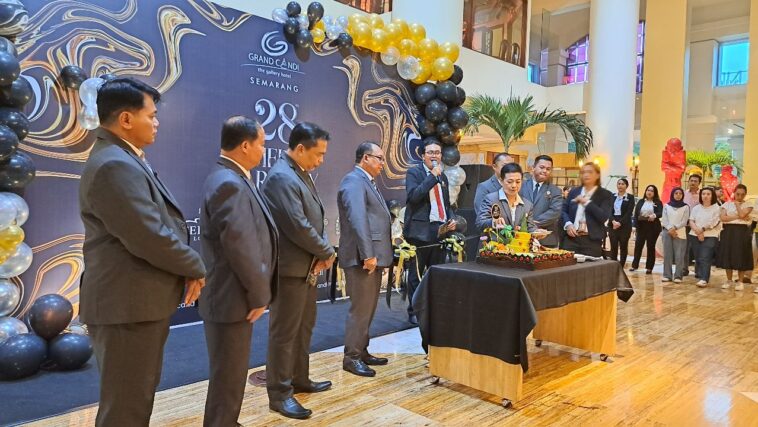 Tim Grand Candi Hotel memotong tumpeng sebagai seremonial perayaan hari jadi ke-28. (baihaqi/jatengtoday.com)
